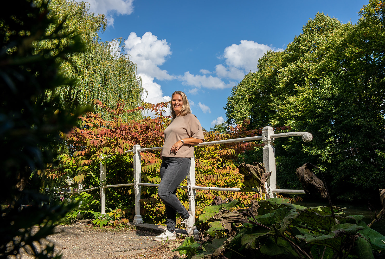 Carola Rodrigues Lopes buiten in een groene omgeving